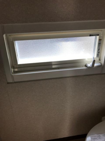 我孫子市のリフォーム店　『寒い！トイレの窓　樹脂窓に交換で暖かく』